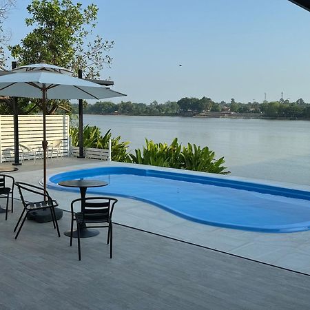 Home By The Bridge Hotel Kamphaeng Phet Esterno foto