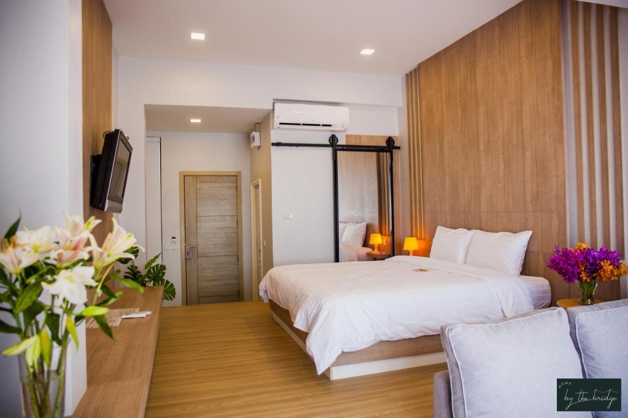 Home By The Bridge Hotel Kamphaeng Phet Esterno foto