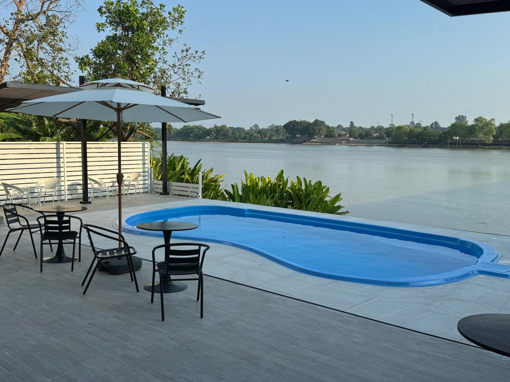 Home By The Bridge Hotel Kamphaeng Phet Esterno foto